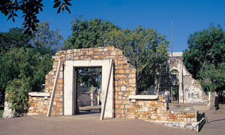 Darwin Town Hall ruins (image)